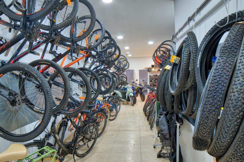 Auswahl an Rennrädern, E-Bikes und Motorrollern zur Vermietung in der Bikestation Las Palmas 24